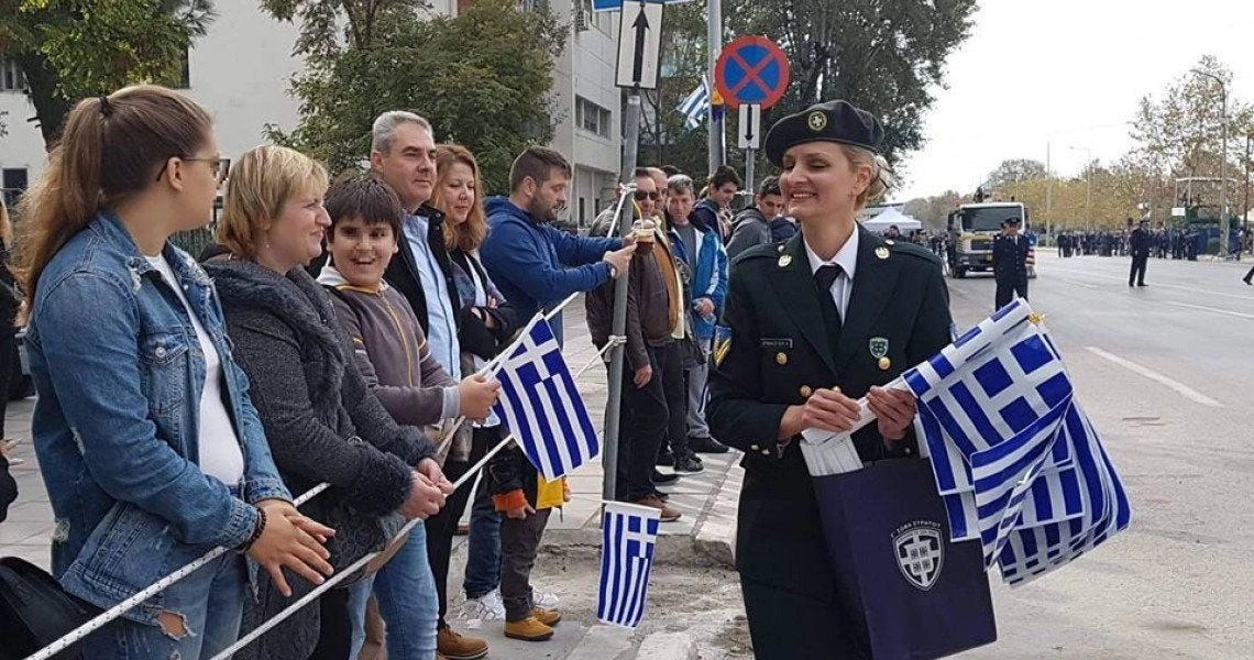 Χιλιάδες ελληνικές σημαίες μοίρασε το προσωπικό του Στρατού στα παιδιά (εικόνες)